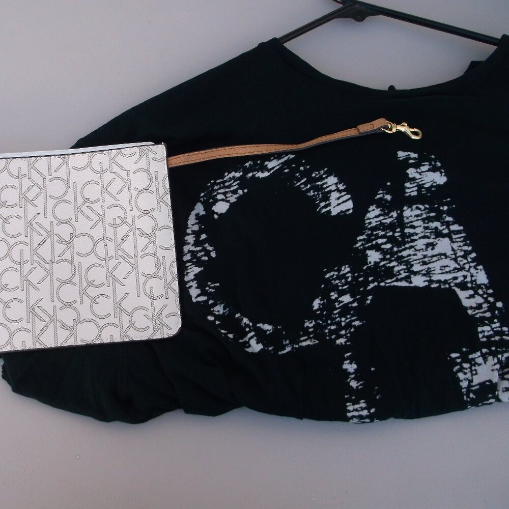 Calvin Klein Jeans 2XL Graphic Tee & CK Monogram Wristlet Set – Unisex Fit ✈️
